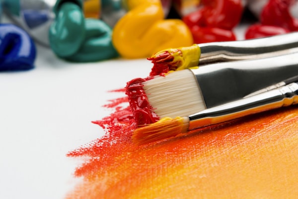 붓으로 한지에 글씨를 쓰는 서예 연습 모습